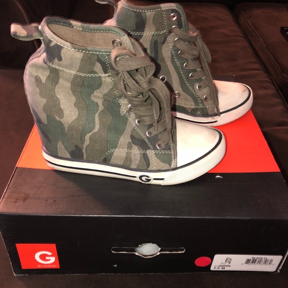 Wedges 🌼🌼🌼🌼🌼 - Picture 3 of 4